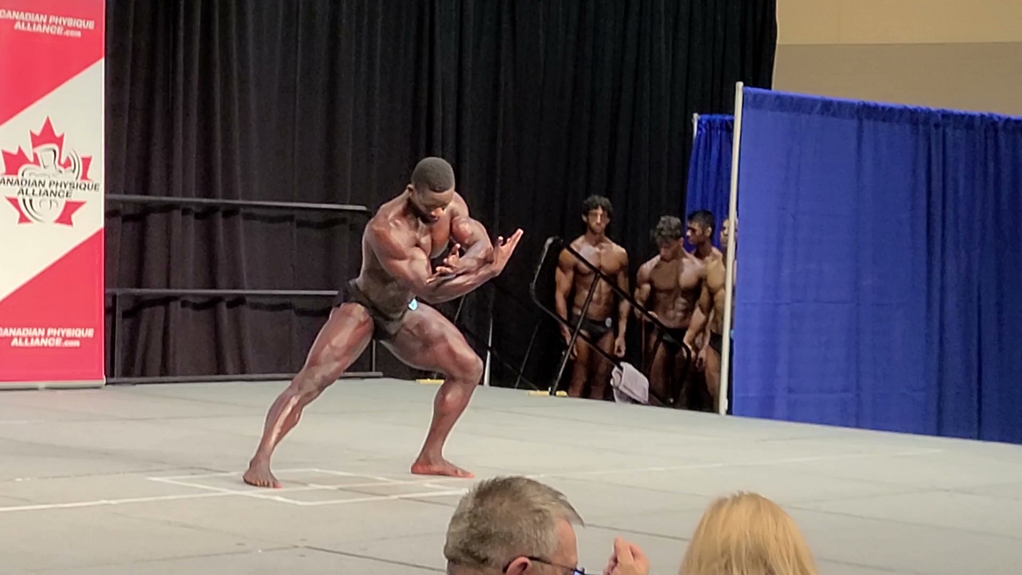 Amazing and fluid poses by bodybuilder. Bodybuilding posing routine.