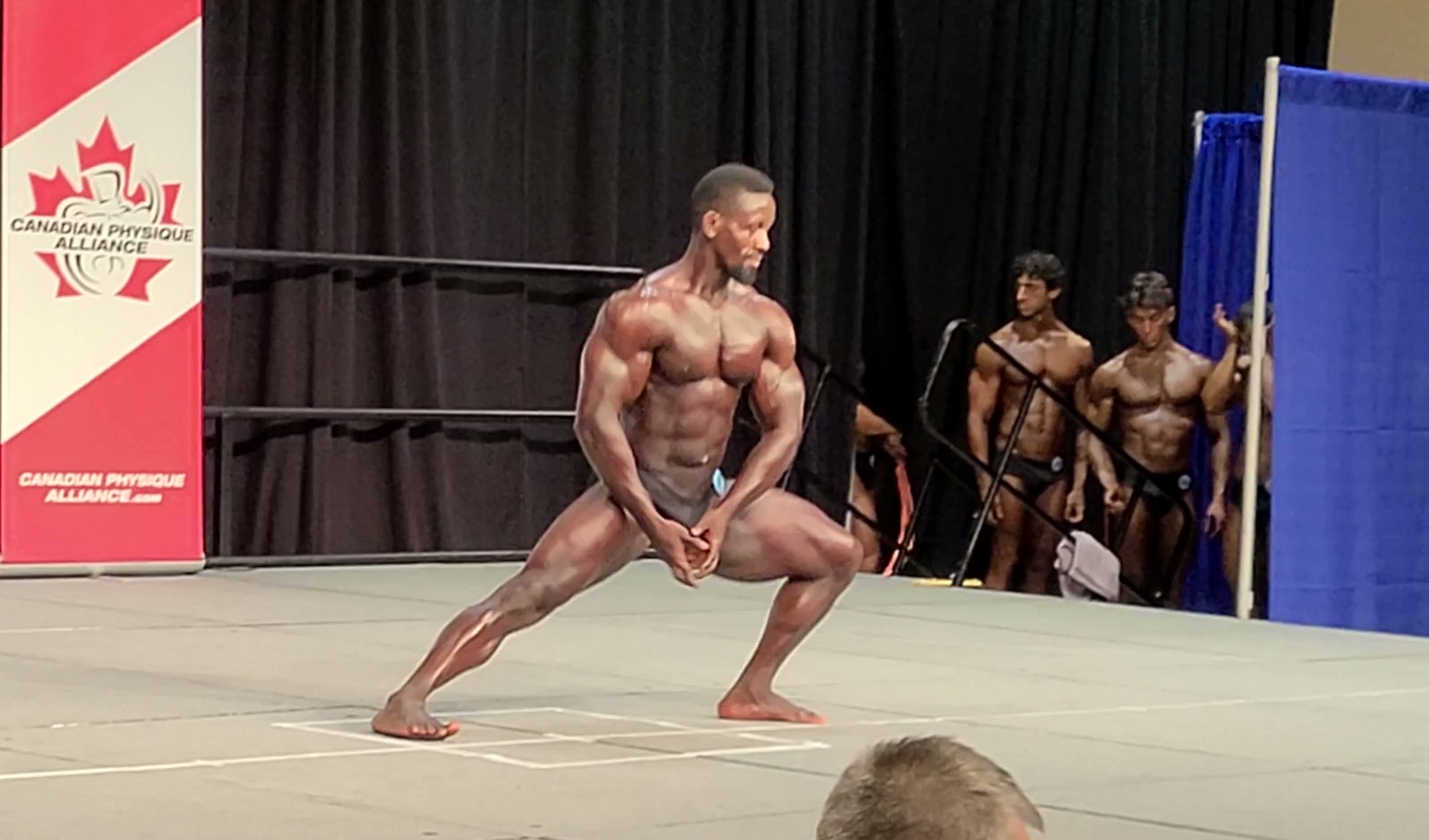 Amazing and fluid poses by bodybuilder. Bodybuilding posing routine.