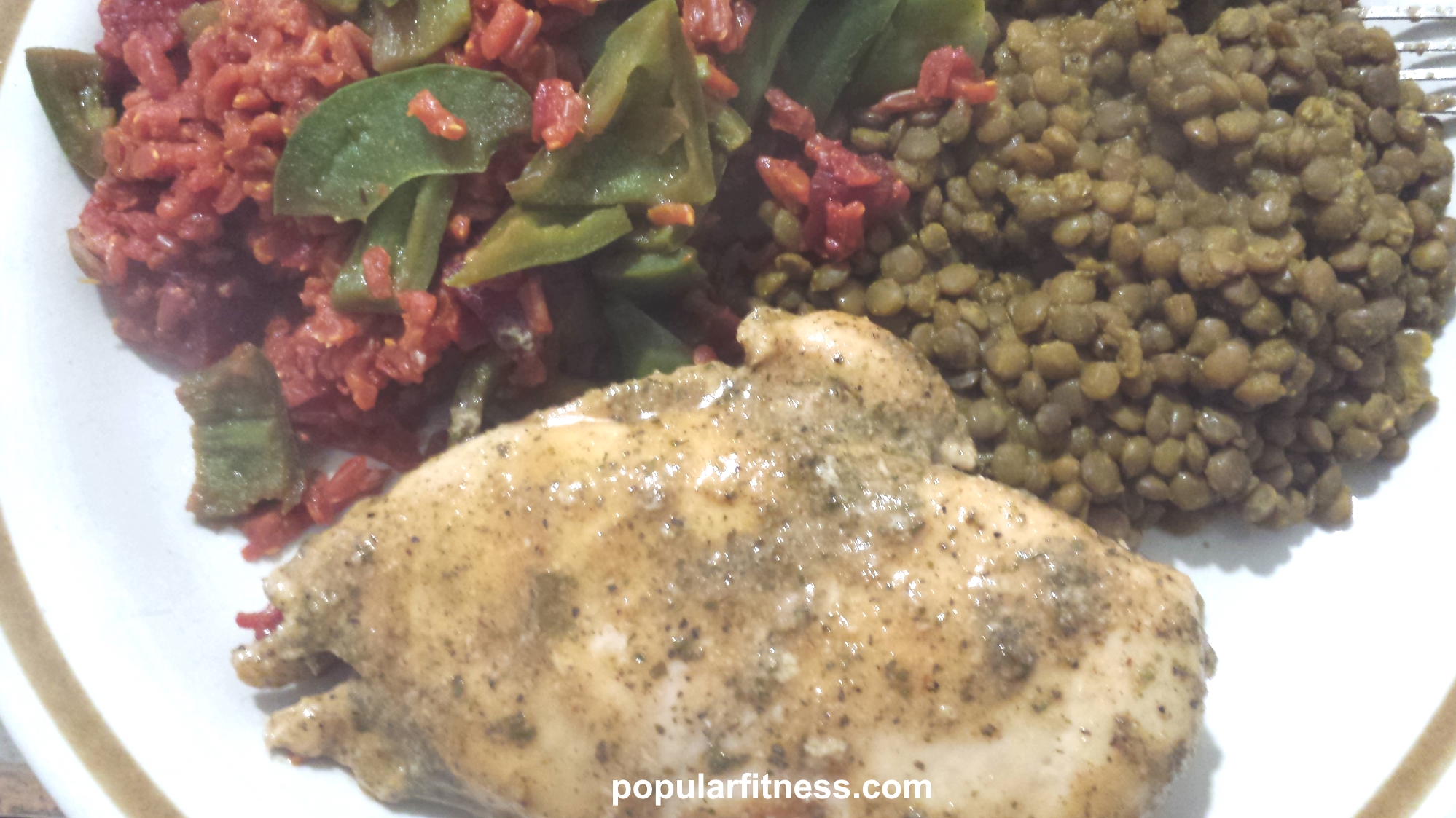 Dinner high in protein, vitamins and minerals - brown lentils, brown rice, chicken breat - Photo by popular fitness