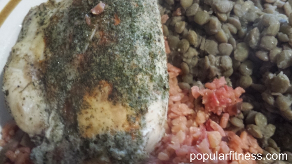 Green lentils and basil chicken, high in protein dinner - Photo by popular fitness